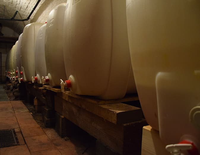 Mostfässer im Keller der Mosterei Gugel